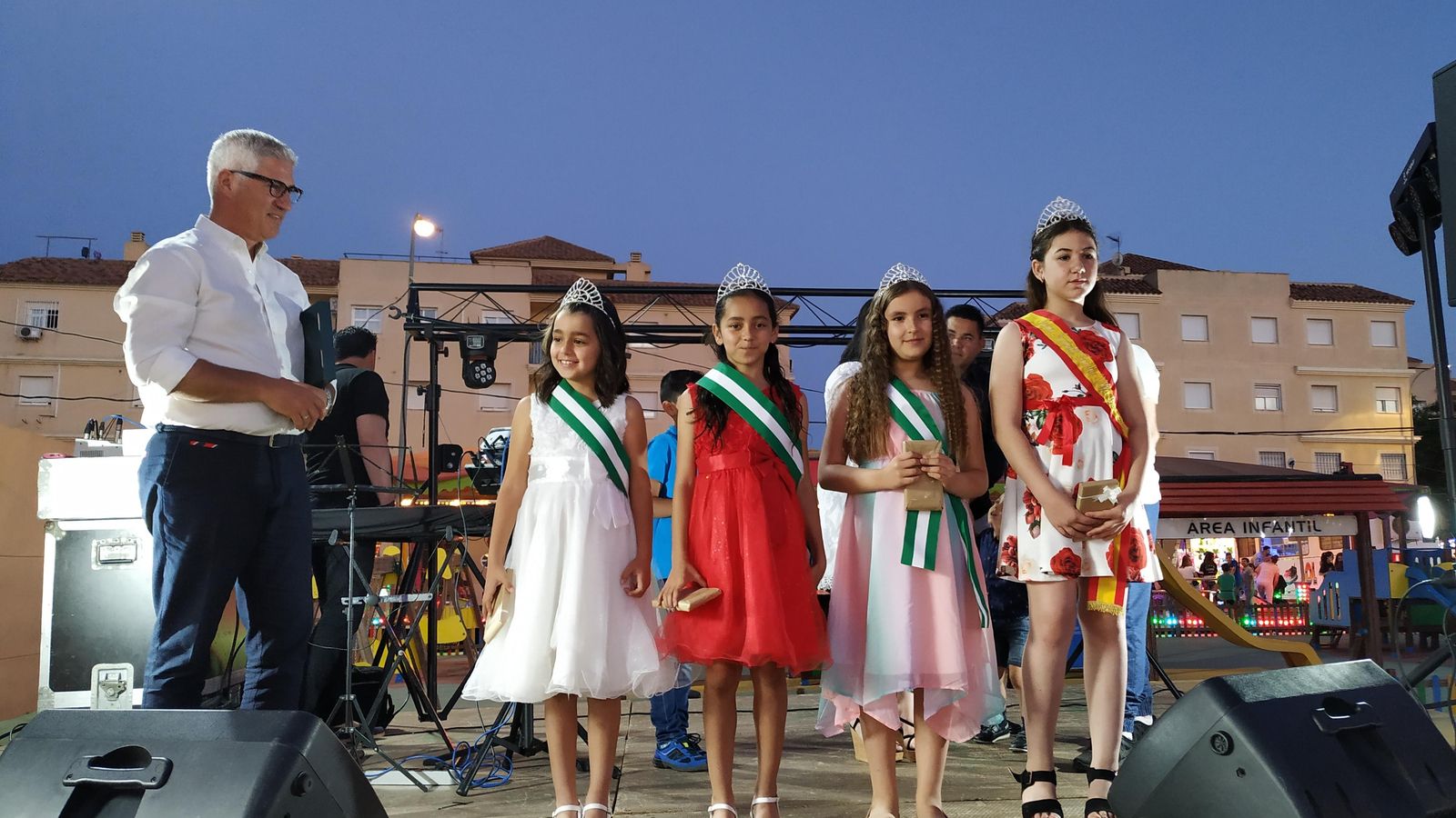 Ismael Torres, pregonero de las fiestas de Villa Inés, con la reina y damas de esta edición