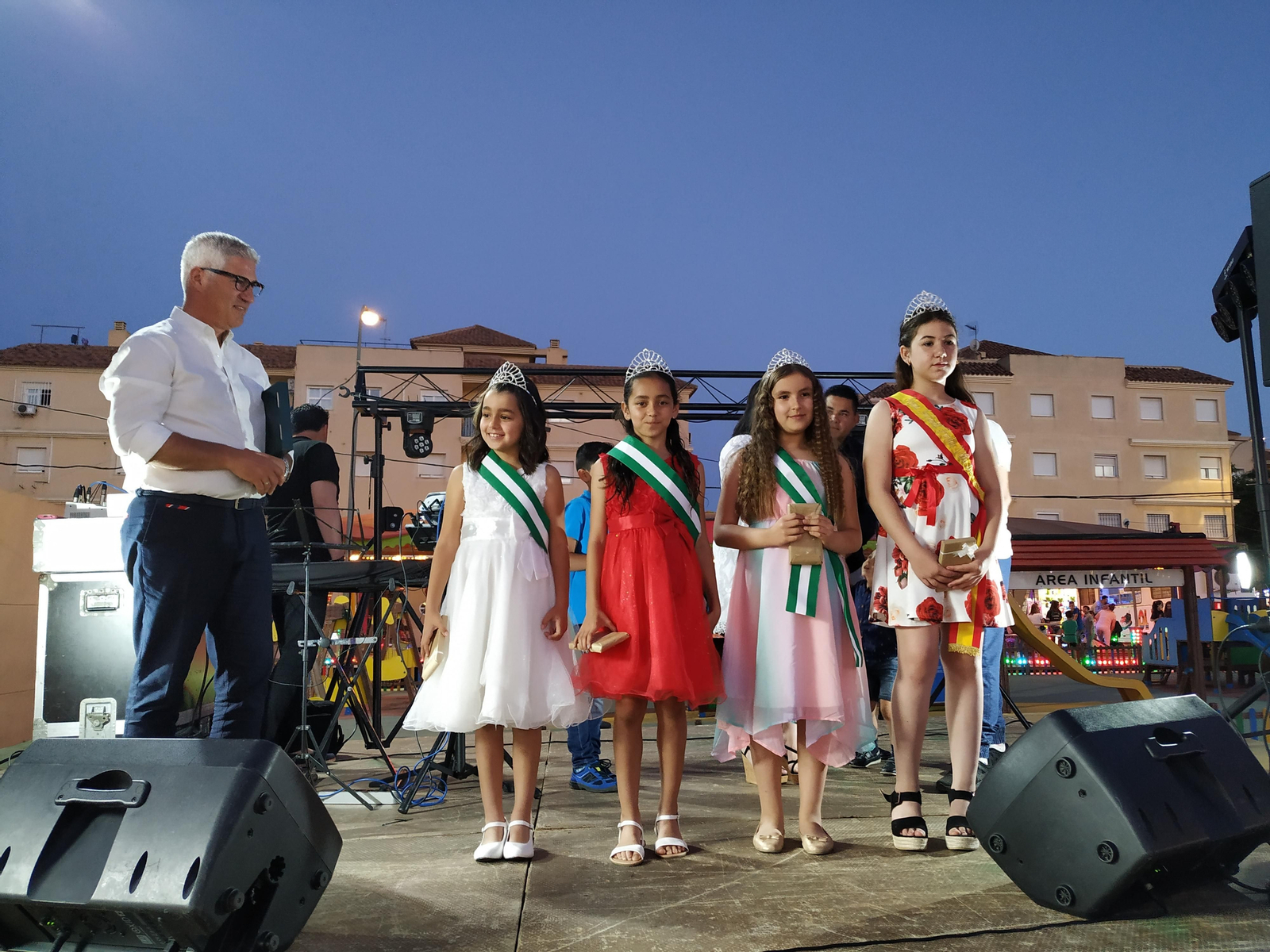 Ismael Torres, pregonero de las fiestas de Villa Inés, con la reina y damas de esta edición