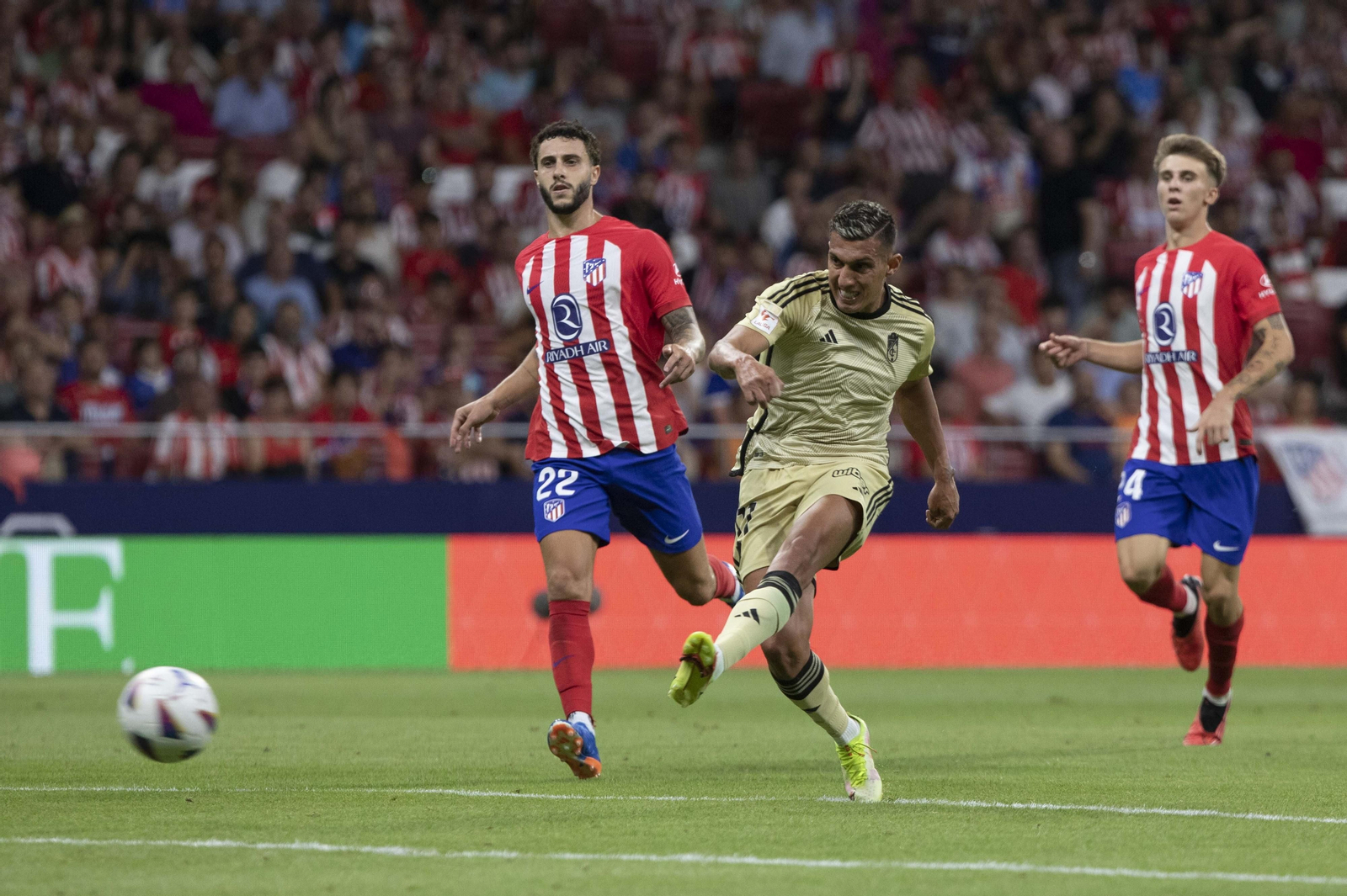 Uzuni intenta el remate en el duelo de la primera vuelta ante el Atlético de Madrid.