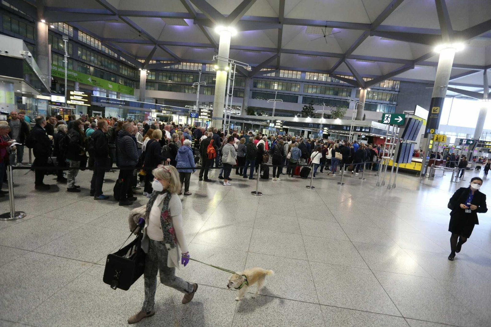 Fotos del 'overbooking' registrado en el aeropuerto de Málaga