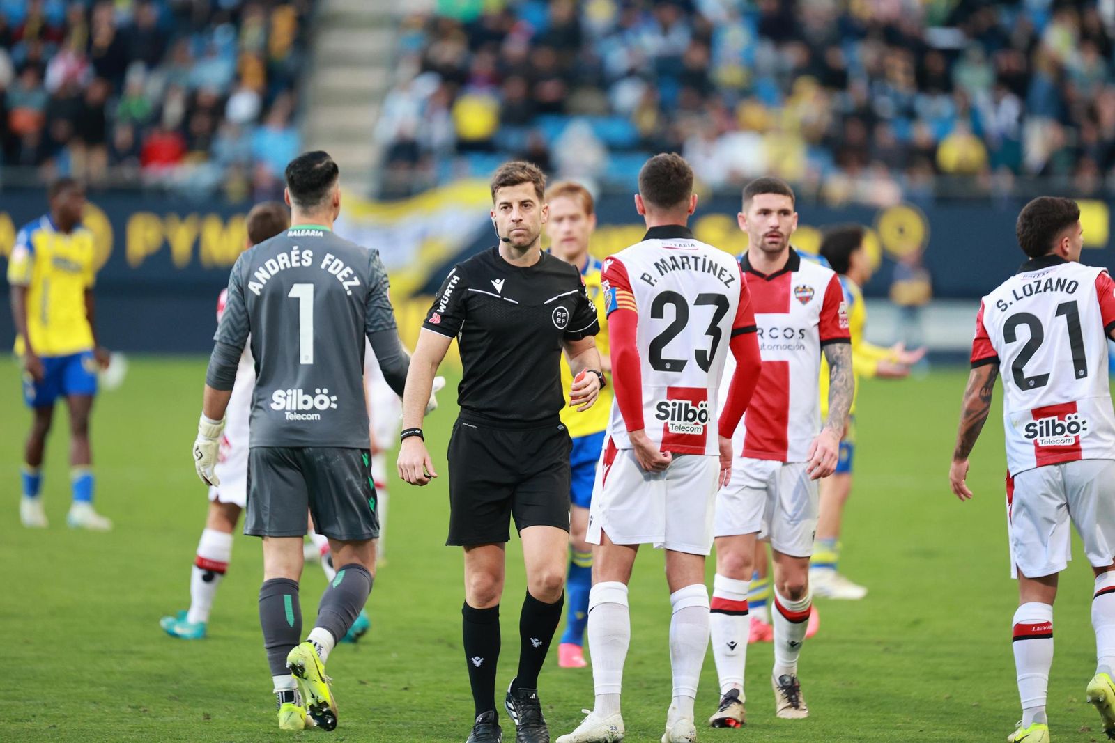 El árbitro en el partido Cádiz-Levante.