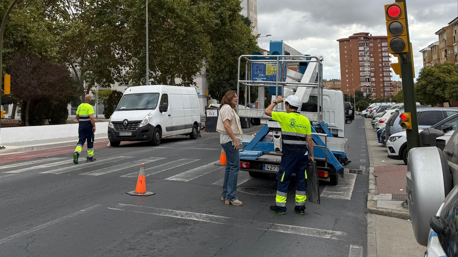 Operarios trabajando en colocar las señalizaciones verticales y hoizontales en La Hispanidad.