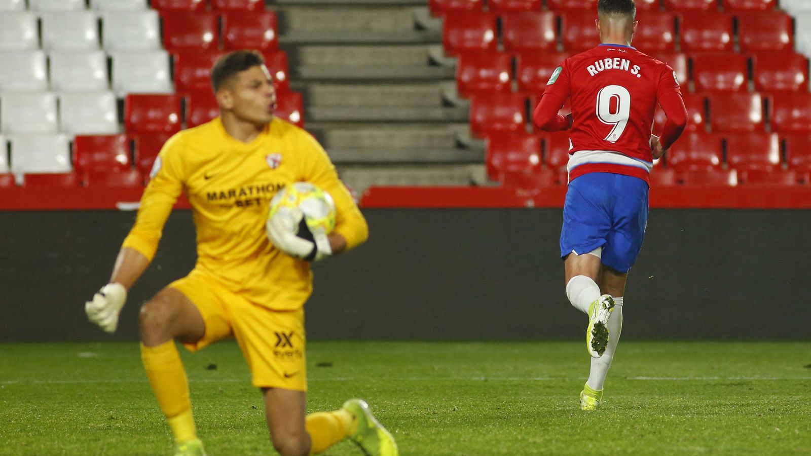 Lucho celebra con rabia su vital parada a Rubén
