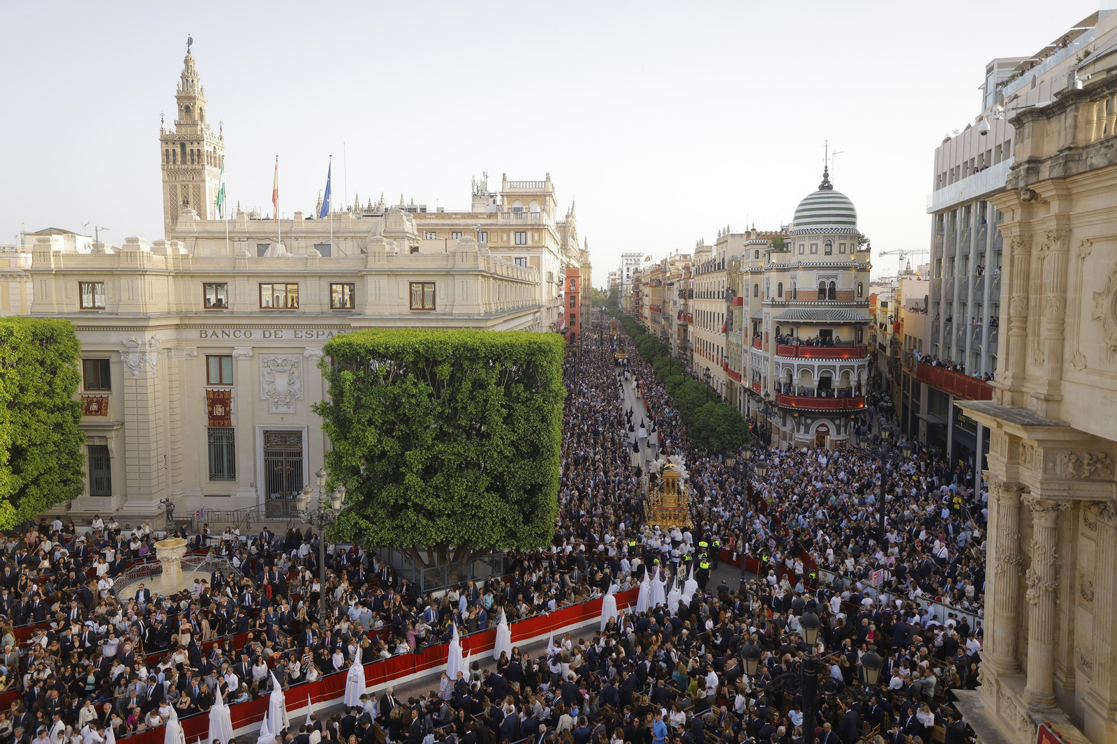 Las imágenes del Santo Entierro Grande, a su paso por la Plaza de San Francisco, en la Semana Santa de Sevilla 2023