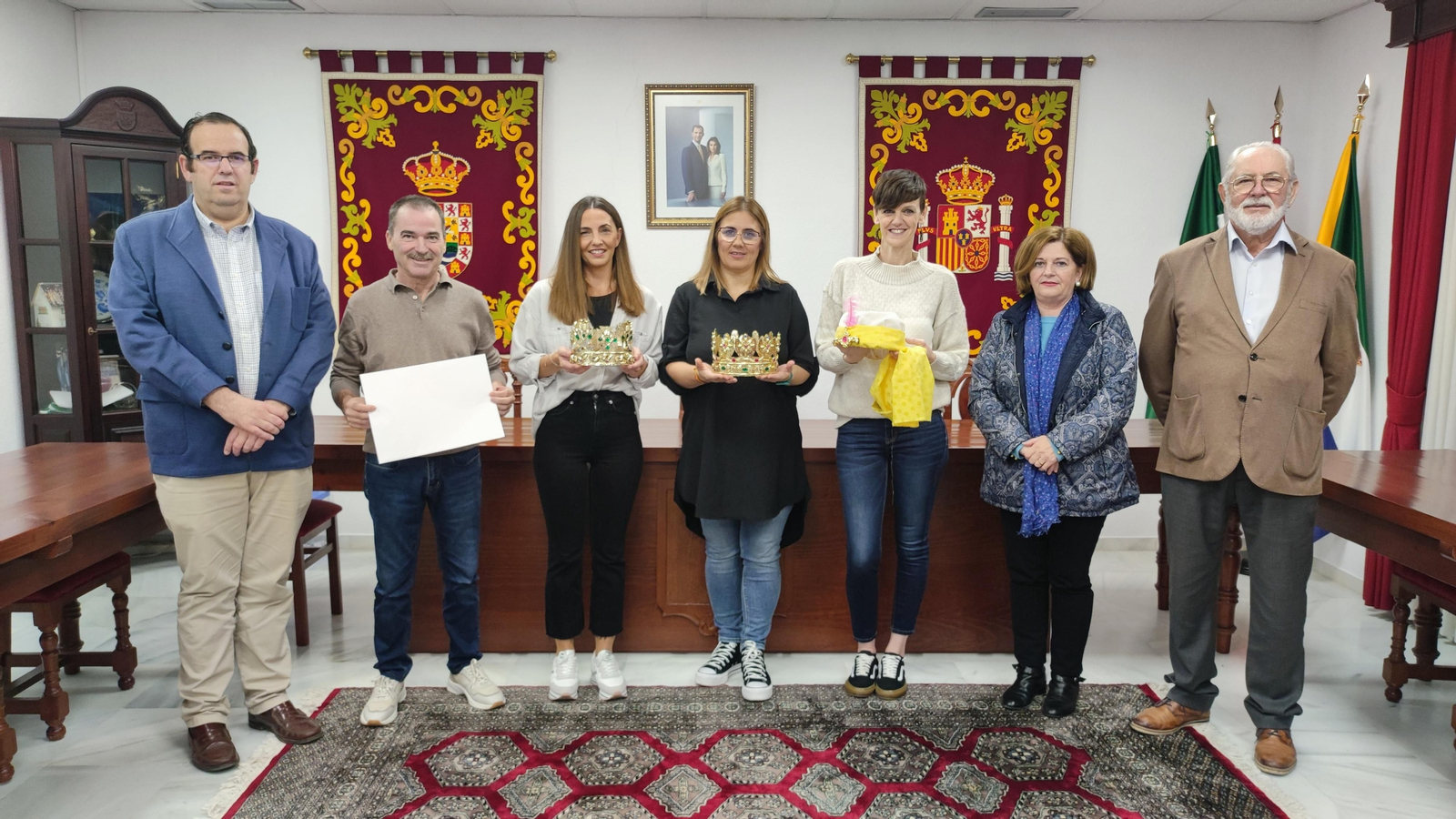 Alejandro López, alcalde de La Barca, con los representantes de los Reyes Magos 2023.