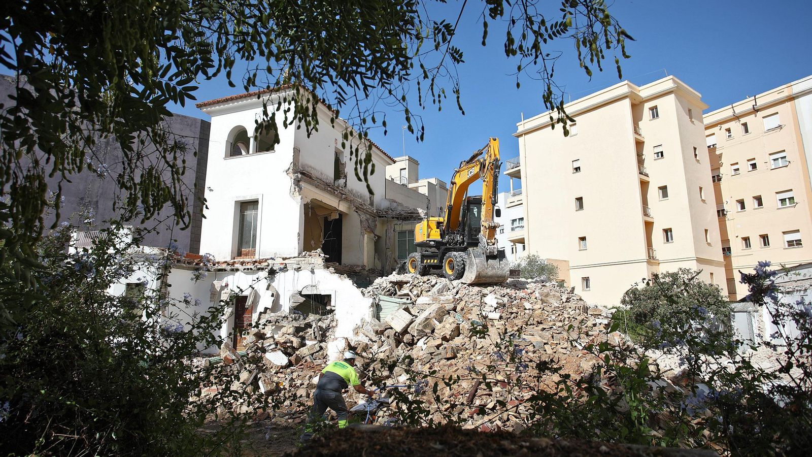 Una máquina derriba el chalé de Cerón, en Cádiz Una máquina derriba el chalé de Cerón, en Cádiz