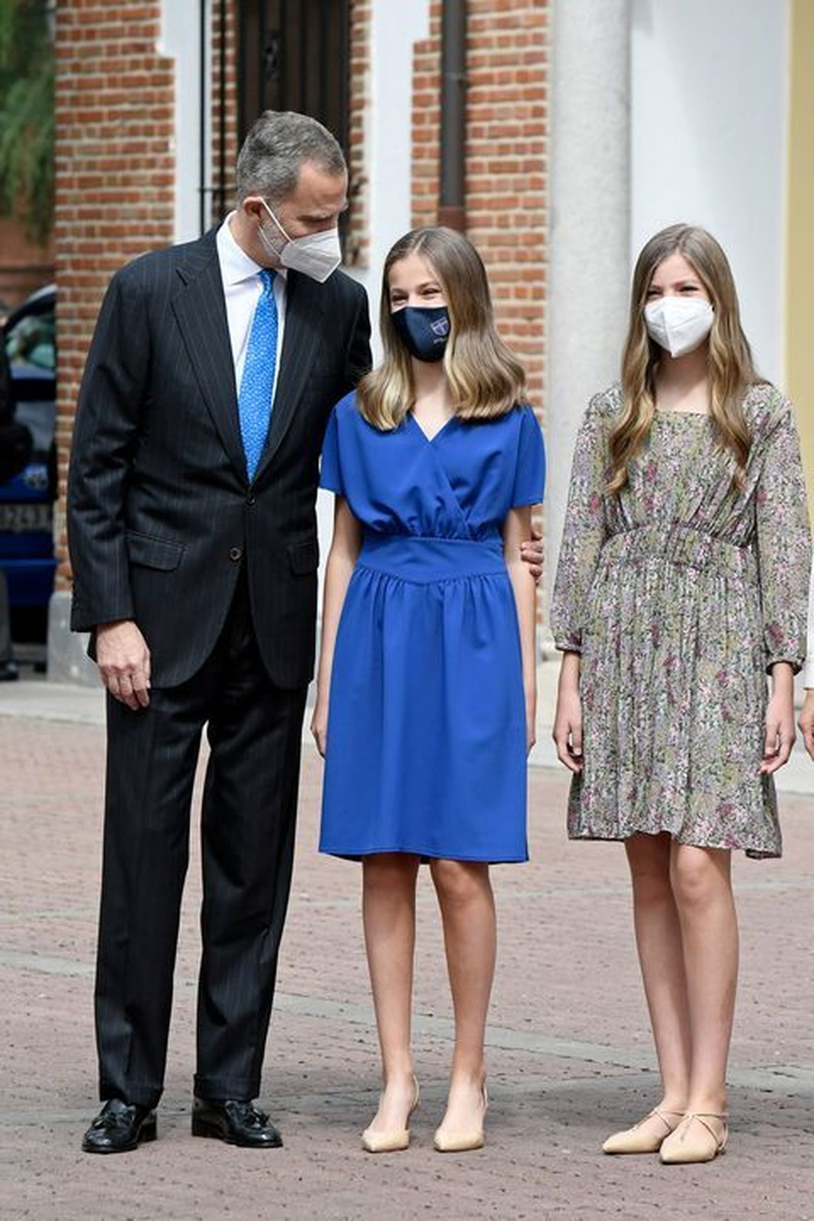 Leonor, con su padre, el Rey Felipe, y su hermana, la infanta Sofía, con un estilismo mucho más relajado.