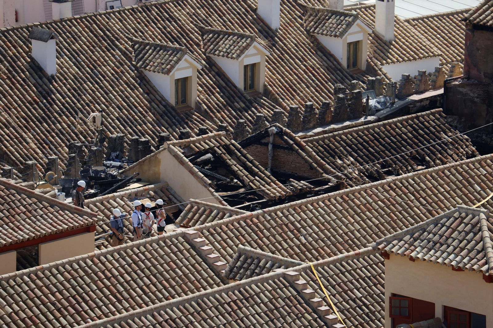 Los daños producidos por el incendio en la Mezquita-Catedral vistos desde las cubiertas