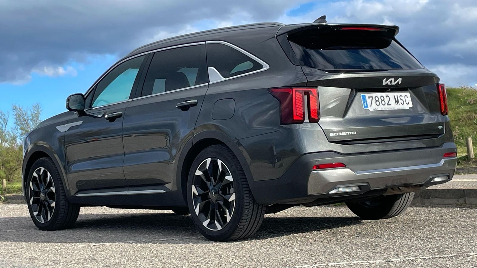 Con un Diesel bajo el capó este Sorento aporta una autonomía sobresaliente que permite grandes kilometradas, pero la tracción total también le añade ir mucho más allá que otros SUV. Con un Diesel bajo el capó este Sorento aporta una autonomía sobresaliente que permite grandes kilometradas, pero la tracción total también le añade ir mucho más allá que otros SUV.