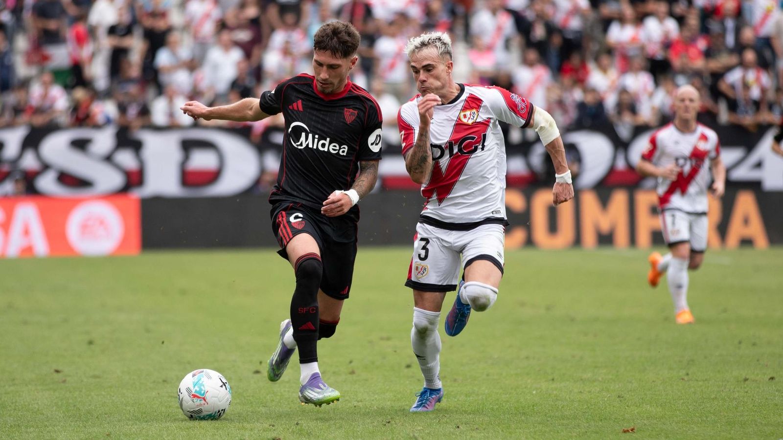 José Ángel se escapa con fuerza de Chavarría en la jugada del 0-1.