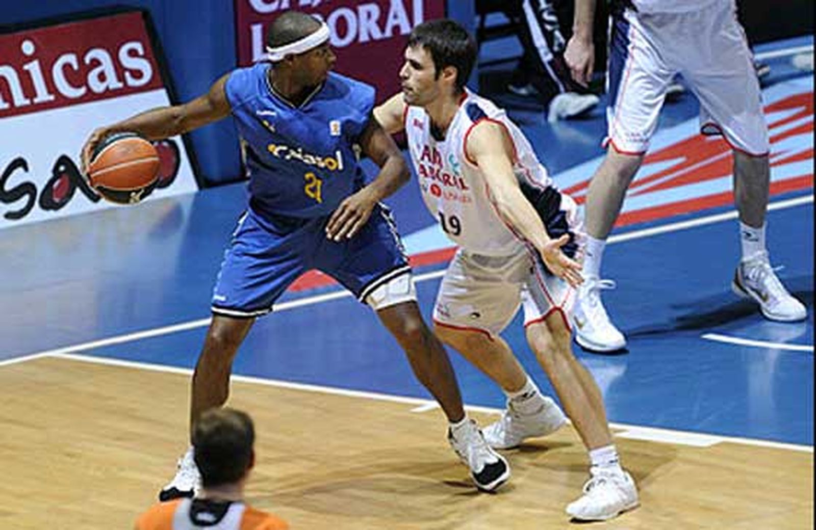Kirksay controla el balón ante la defensa de Fernando San Emeterio.  Foto: ACB Photo / L. González