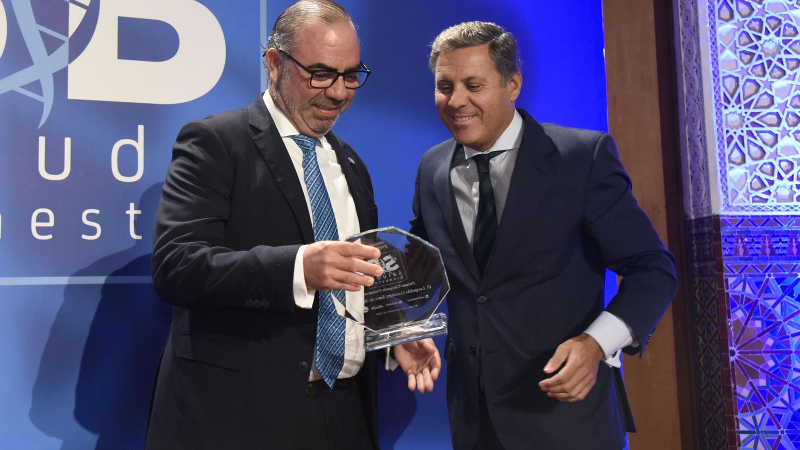 Leopoldo González recoge el premio de la mano de José Rodríguez Cánovas.