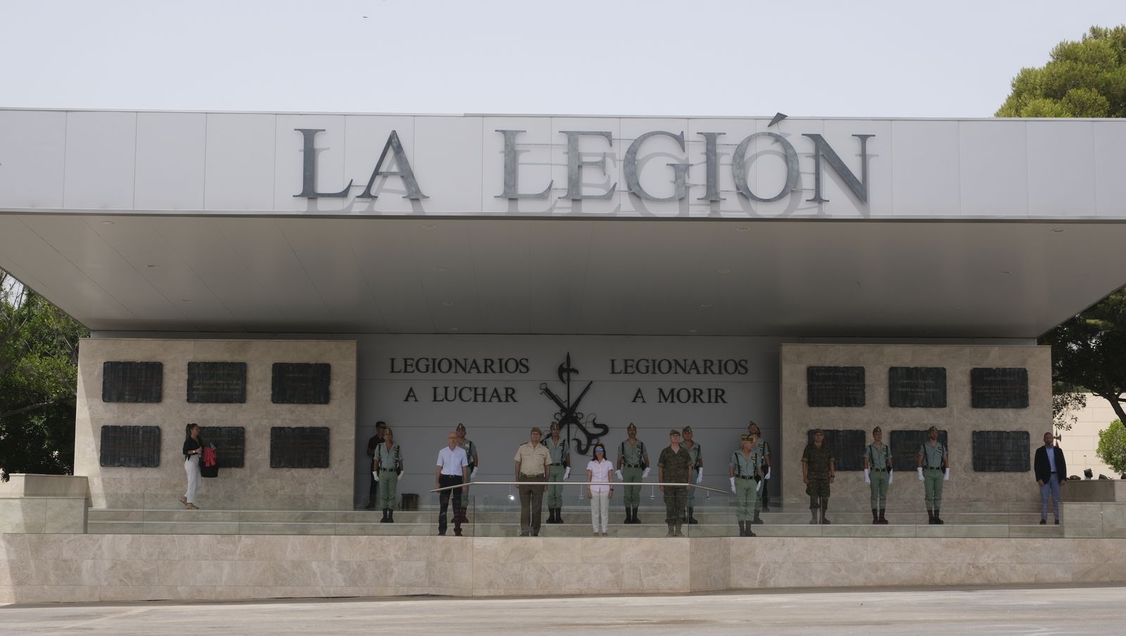 Visita de la Ministra de Defensa Margarita Robles a La Legión Española, en Viator