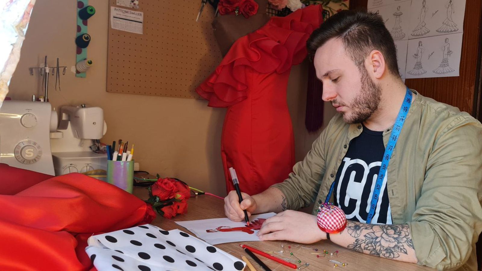 El linense Ángel Barrera diseñando uno de sus trajes