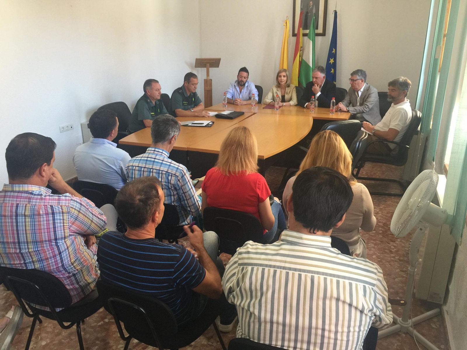 Representantes de las administraciones, de la Guardia Civil y del sector en la reunión de ayer.