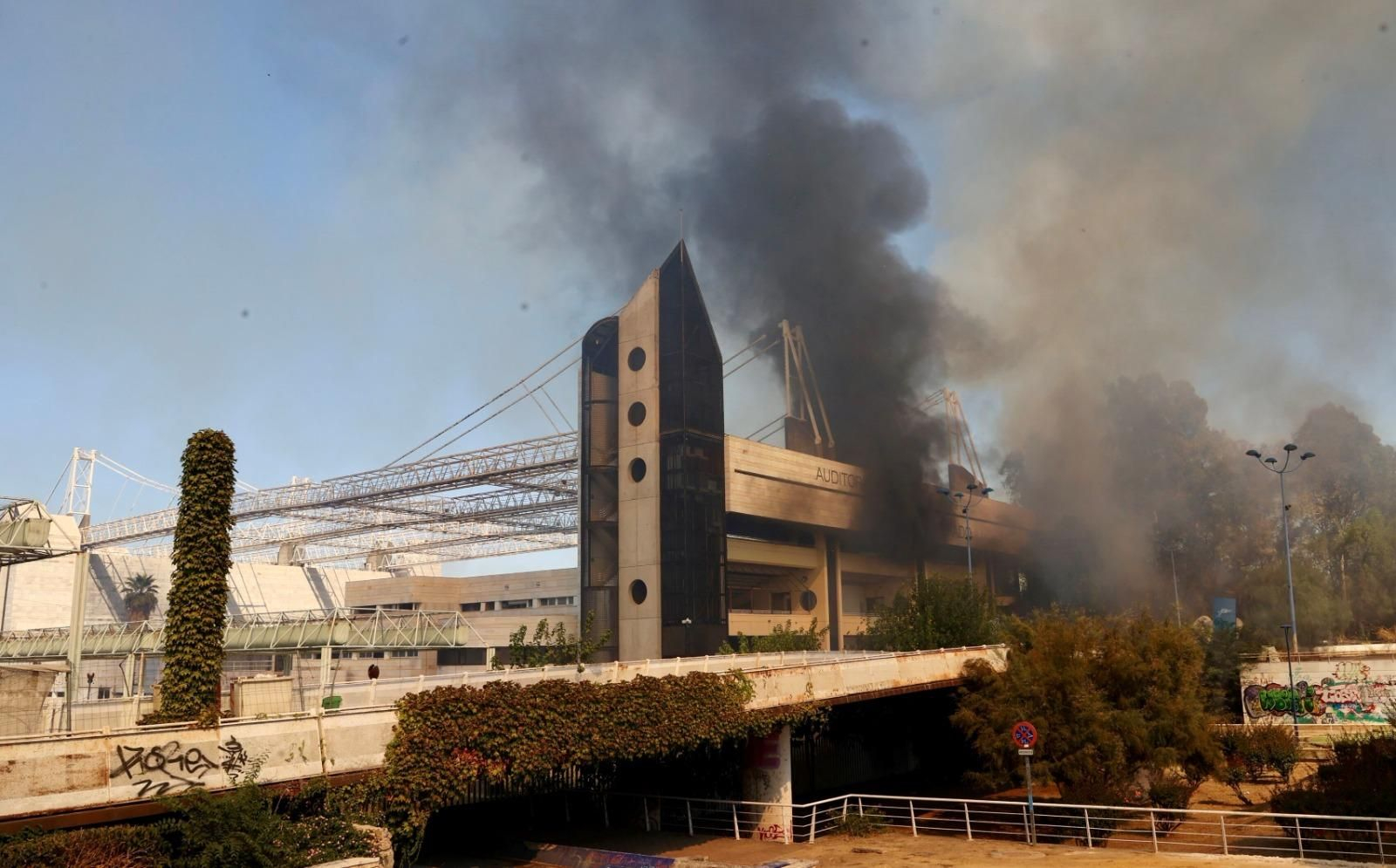 Las imágenes del incendio del auditorio Rocío Jurado