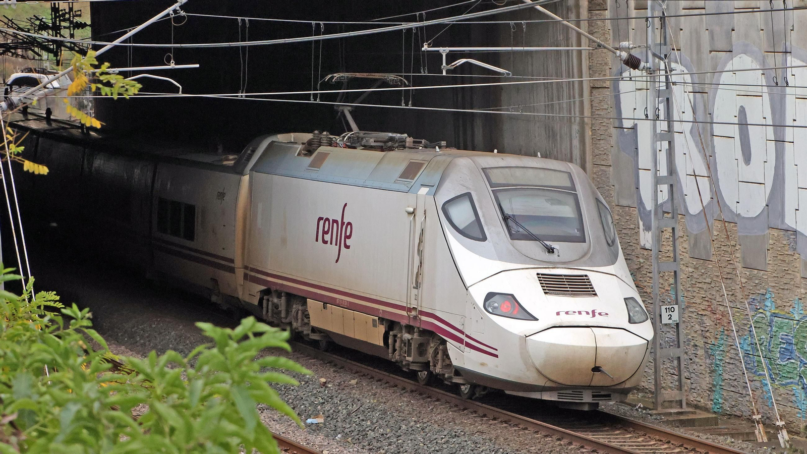 Un tren Alvia pasando por Jerez en una imagen de archivo. Un tren Alvia pasando por Jerez en una imagen de archivo.