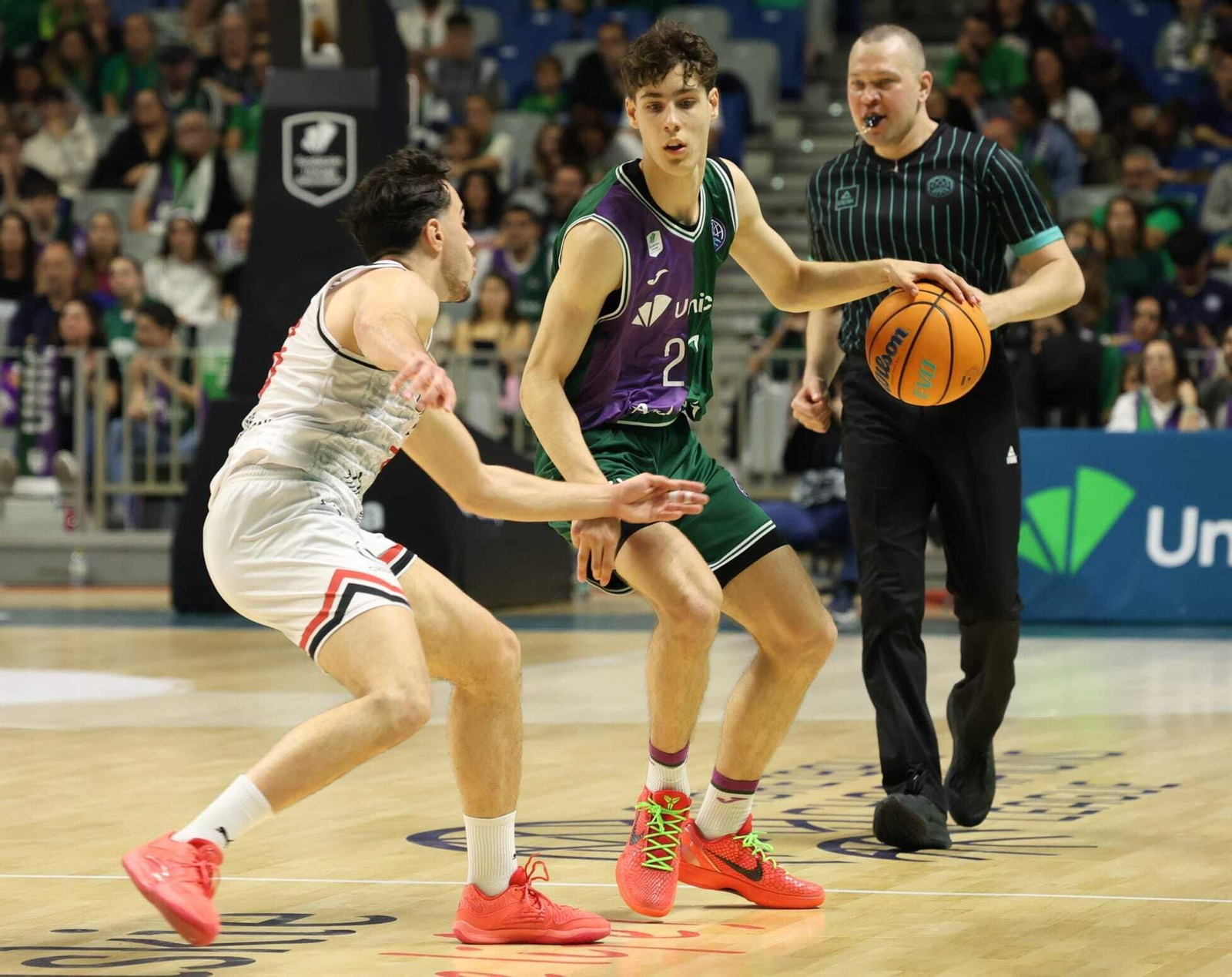 Guille del Pino bota el balón.