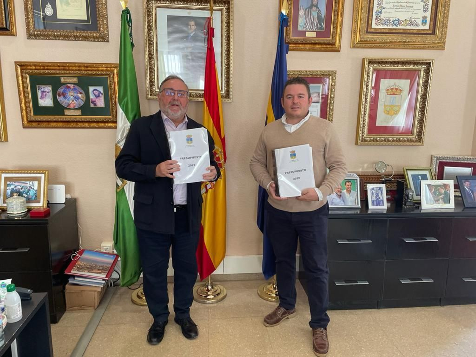 El alcalde y el concejal de Hacienda muestran las cuentas.