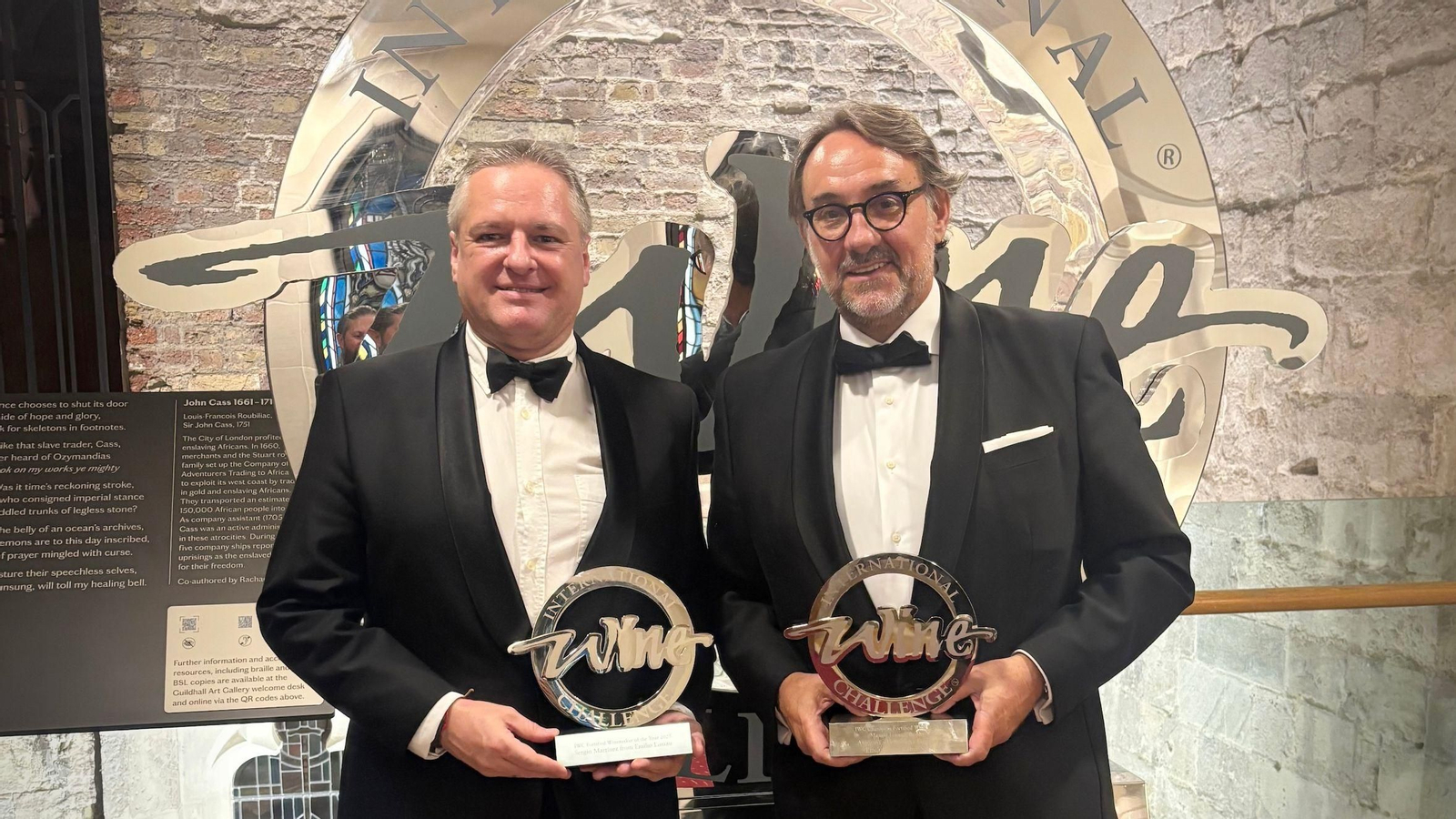 Sergio Martínez, enólogo y capataz de Bodegas Lustau, y Luis Luengo, director general de Grupo Luis Caballero, en la gala celebrada en Londres.