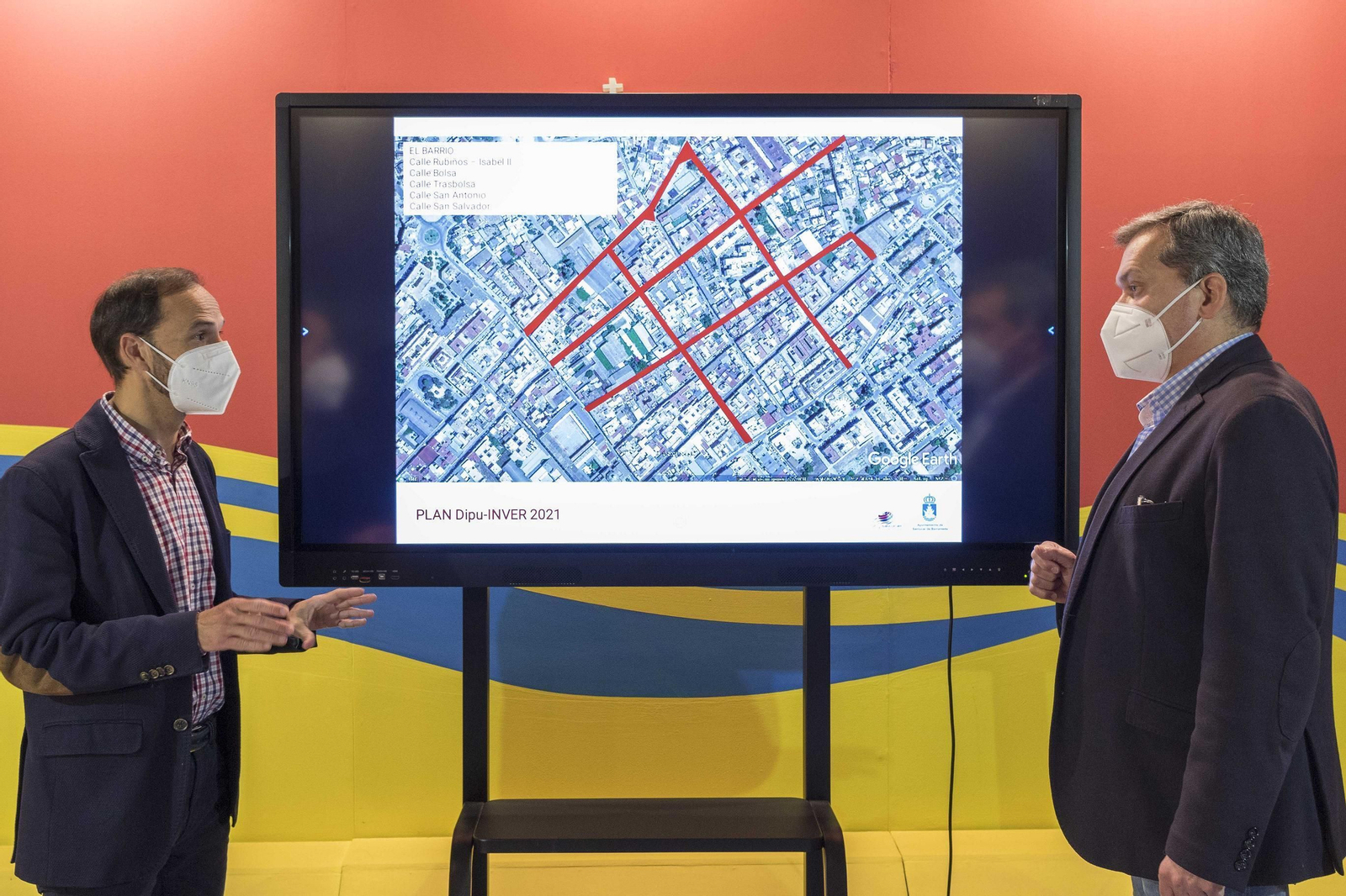 El alcalde, Víctor Mora, y el primer teniente, Javier Gómez Porrúa, en la presentación pública de los proyectos.