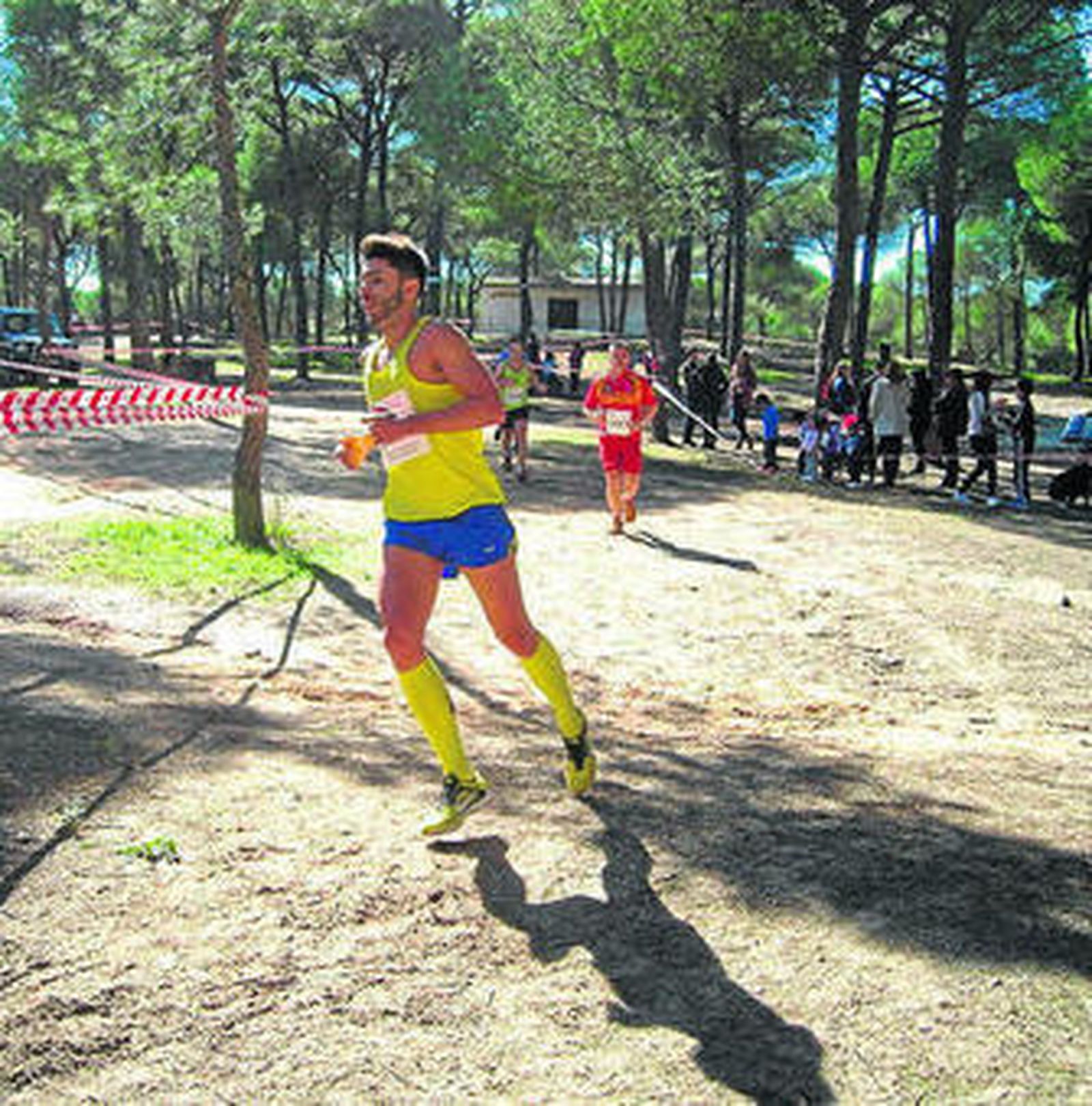 Cornelio Vázquez marcha destacado en la última vuelta en Bonares.