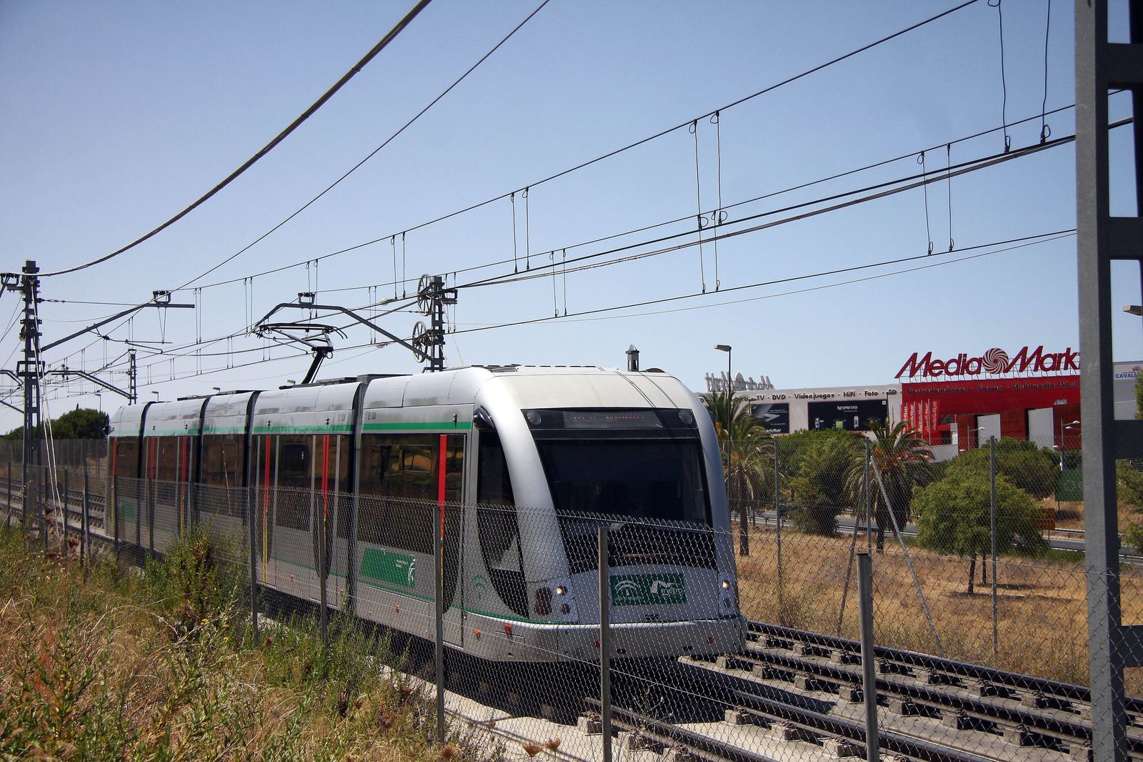 La línea 1 de Metro a su paso por San Juan de Aznalfarache.