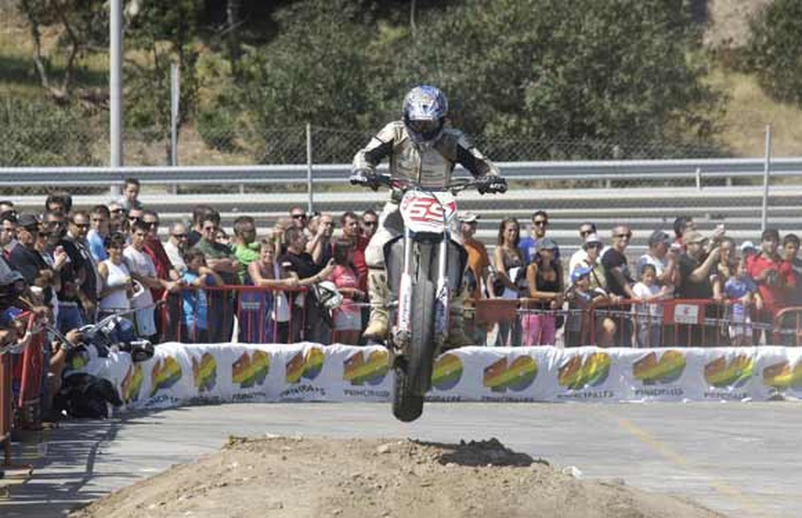 500 motos se dieron lugar en el parque feria como colofón de la gran fiesta motera Delfines 2010

Foto: Erasmo Fenoy