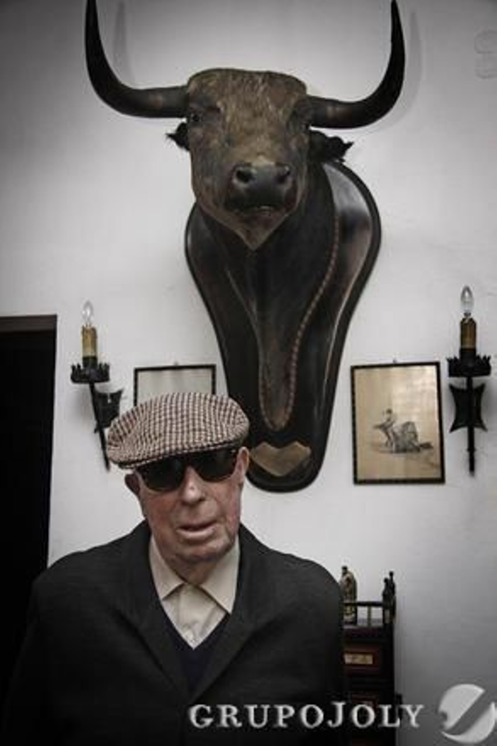 El maestro en su casa de Nervión, delante del astifino 'Gaspacho'.

Foto: Belén Vargas