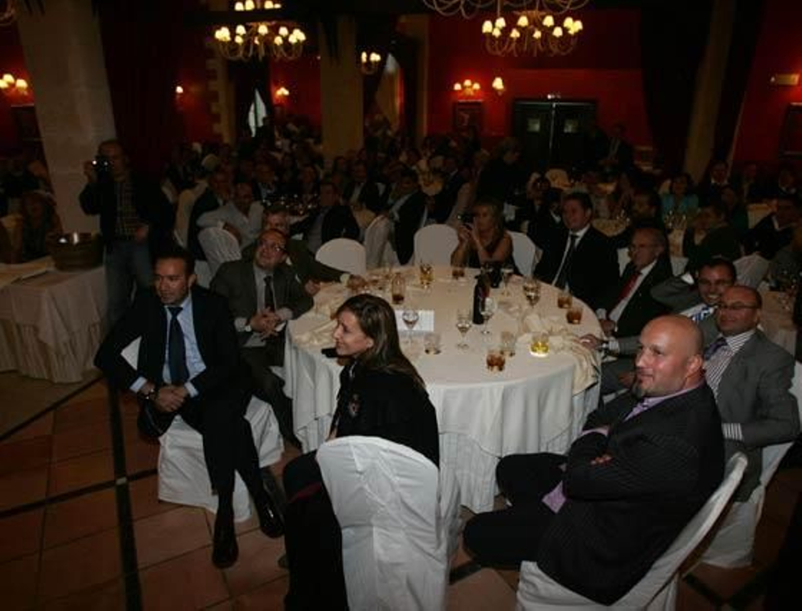 El Hotel Los Jándalos acoge la ceremonía de investidura de Emilio Viquiera, director deportivo del Xerez, como nuevo cofrade honorífico de la Cofradía del Botillo

Foto: Pascual