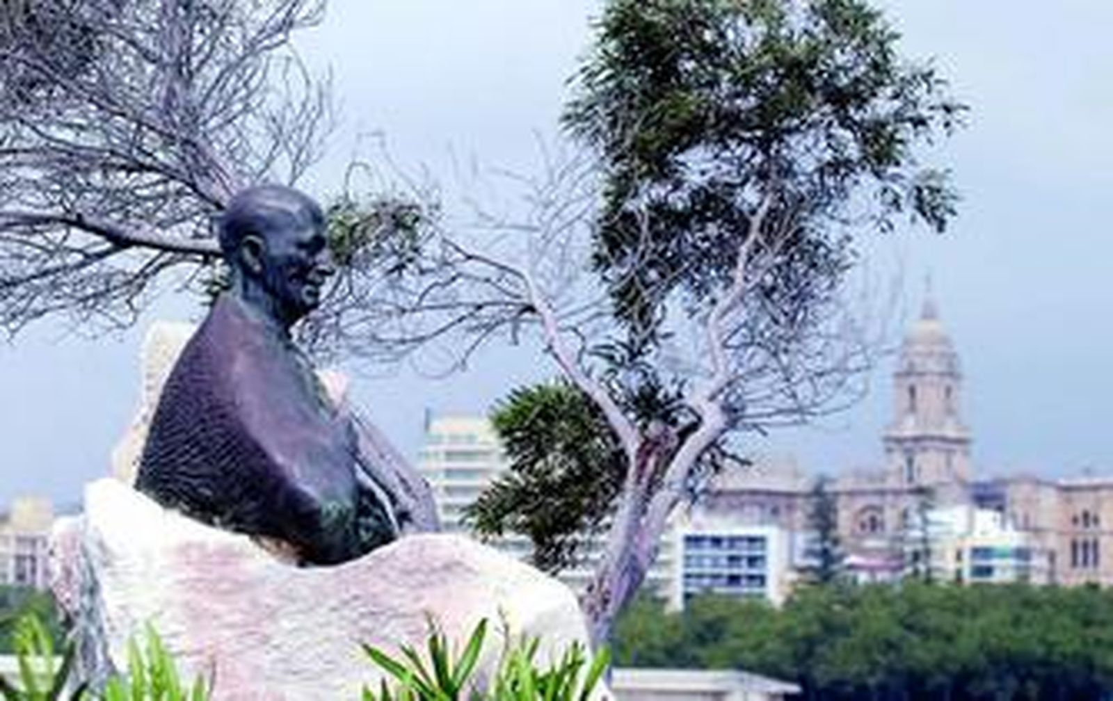 Busto dedicado a Jorge Guillén en el Paseo de la Farola de Málaga.