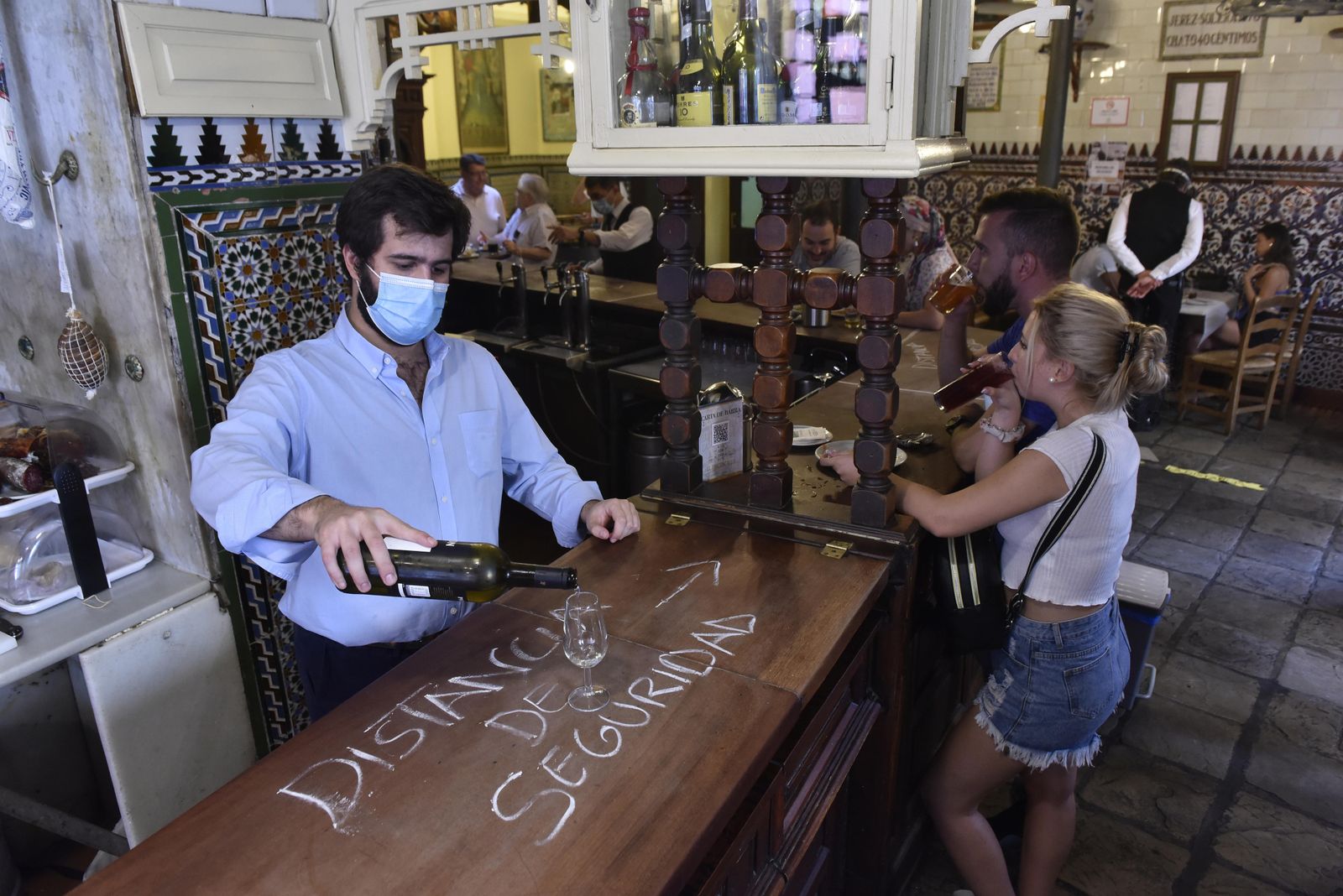 Un trabajador tras la barra de El Rinconcillo.