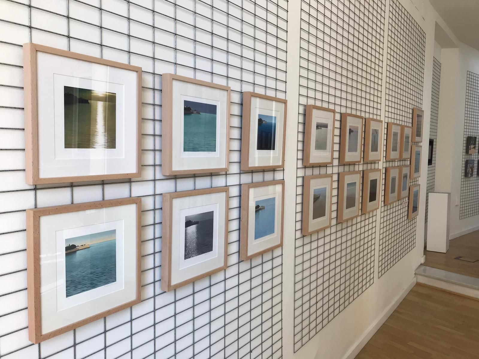 Algunas de las obras incluidas en la exposición colectiva de la galería Benot de Cádiz.