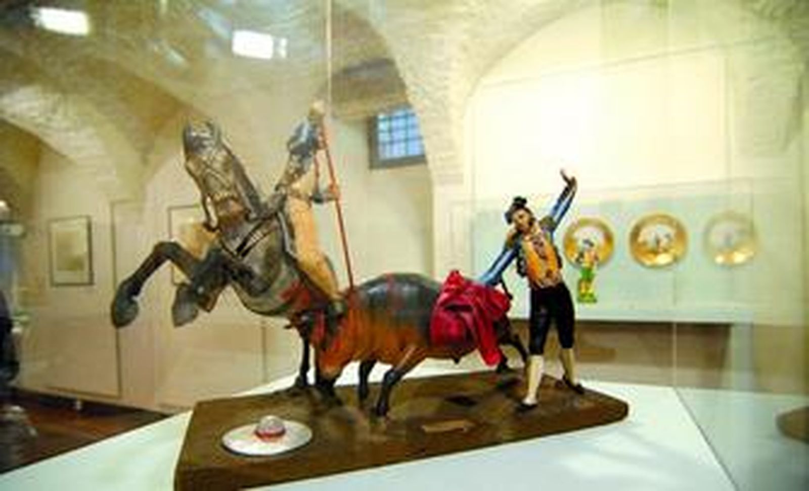 1, 2 y 3. Figuras de barro, acuarelas y grabados integran la muestra. 4. A la derecha, Pinto Coelho, la comisaria, portavoz de Bancaja. Fotos: J. Ochando.