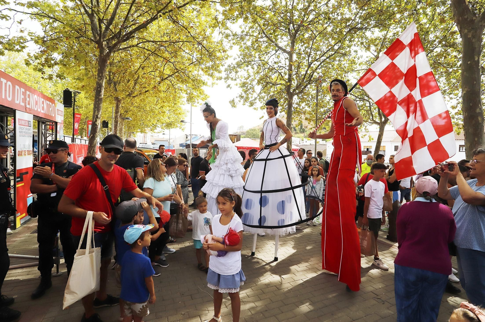 Gran ambiente en Aracena para ver la salida de la Vuelta Ciclista a España, en imágenes