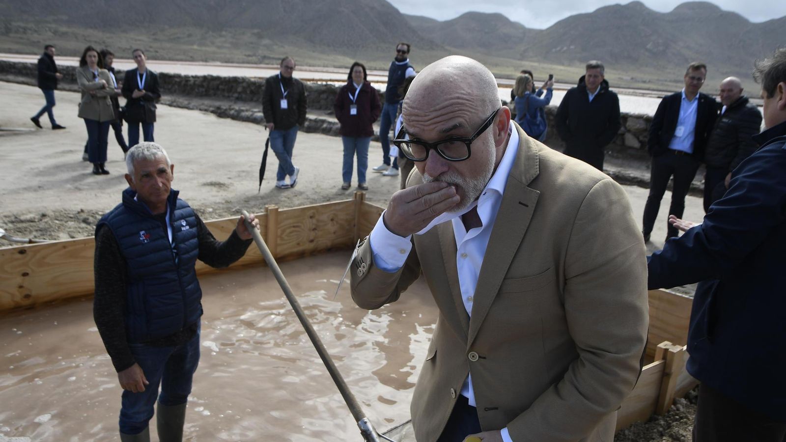 El director general del Grupo Salins en España, Óscar De Vicente, prueba la flor de sal recién extraida.