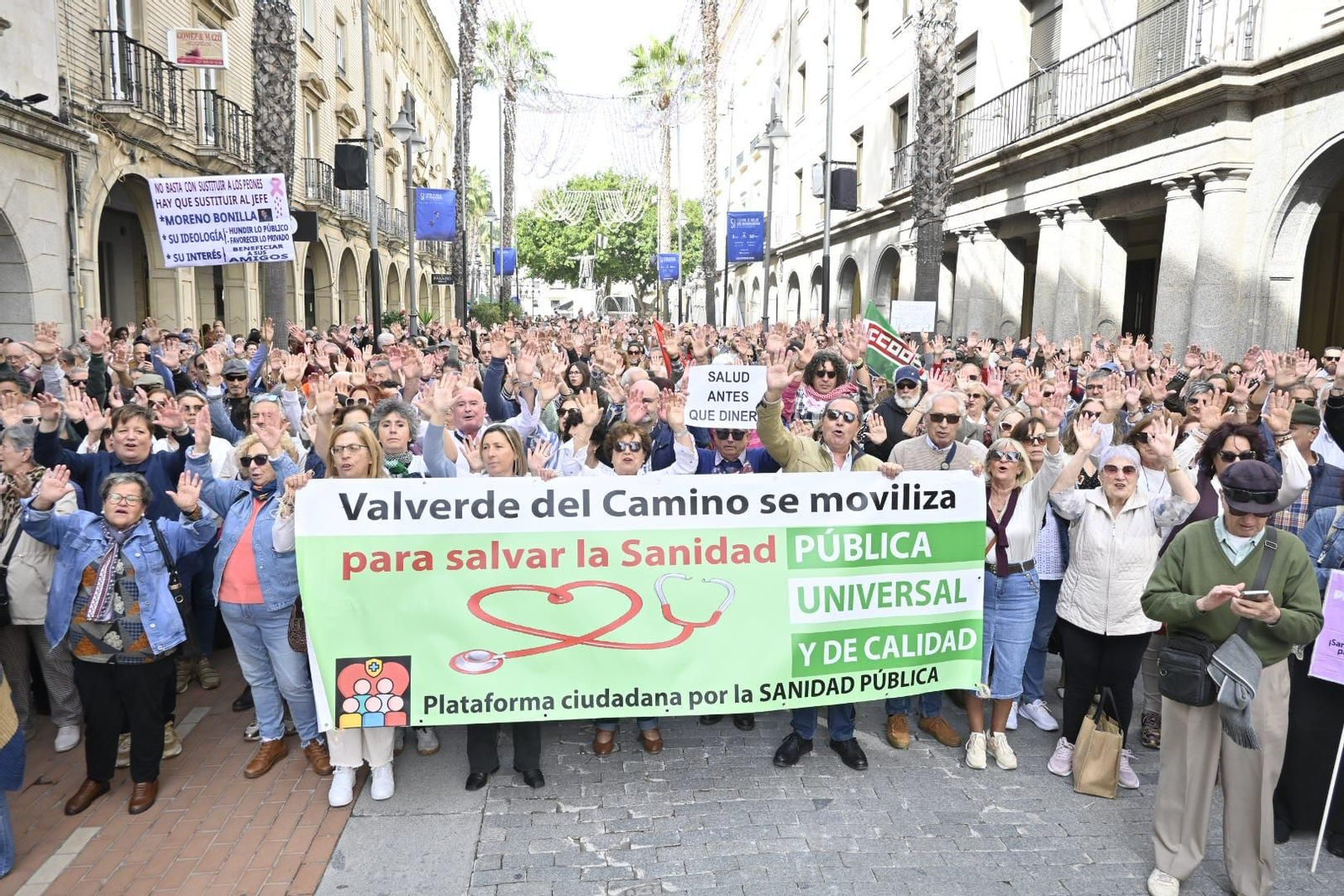 Vecinos de Huelva concentrados en el centro para reclamar mejoras en la sanidad pública.