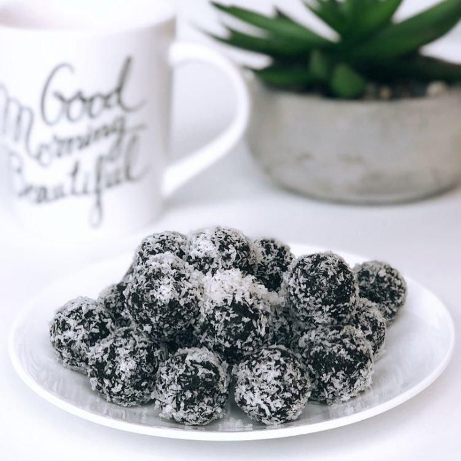 Las bolitas de coco y chocolate.