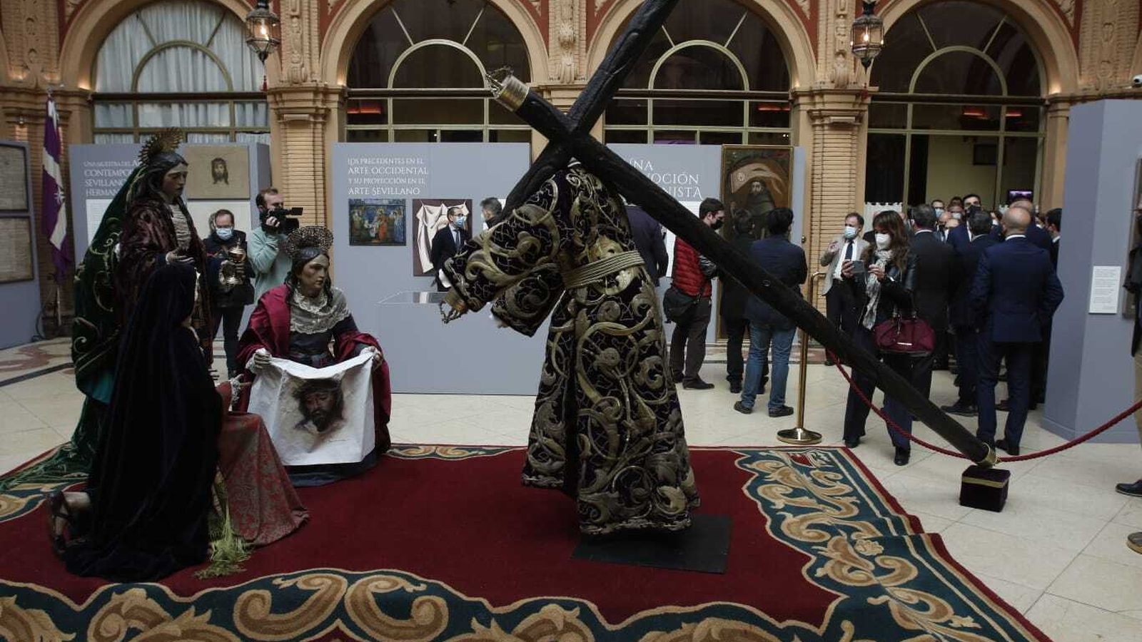 La exposición sobre la Santa Faz en el patio del Labradores.