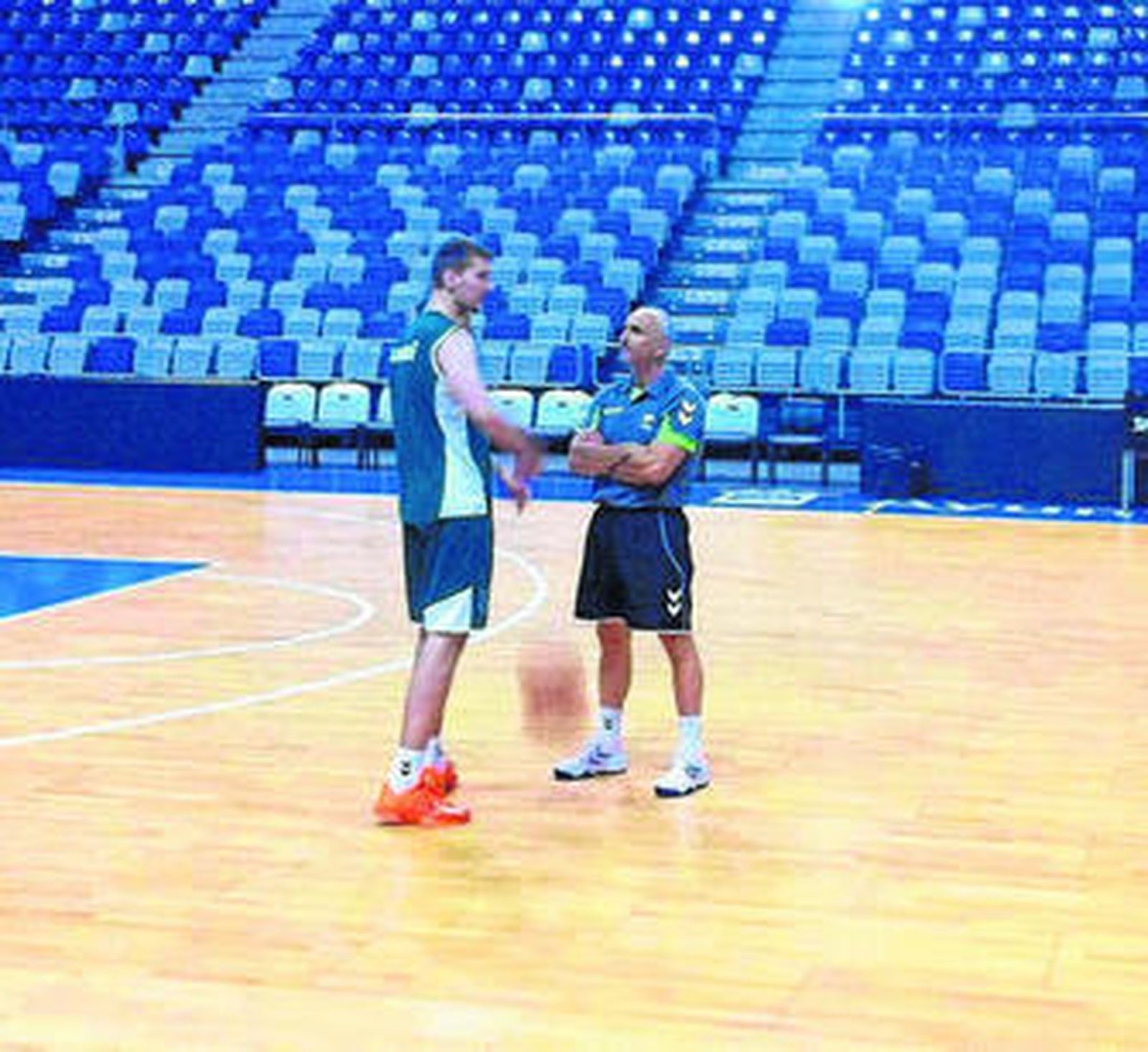 Zoran Dragic, ayer, con Enri Salinas sobre la pista.