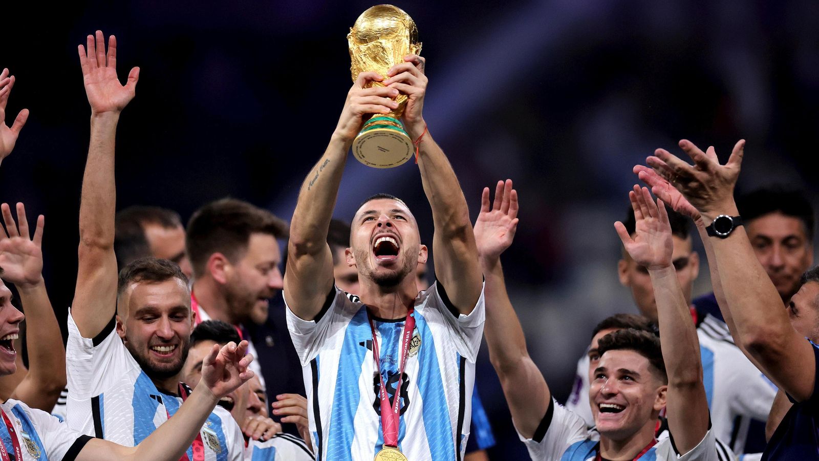 Guido Rodríguez levanta la Copa del Mundo conquistada con Argentina.