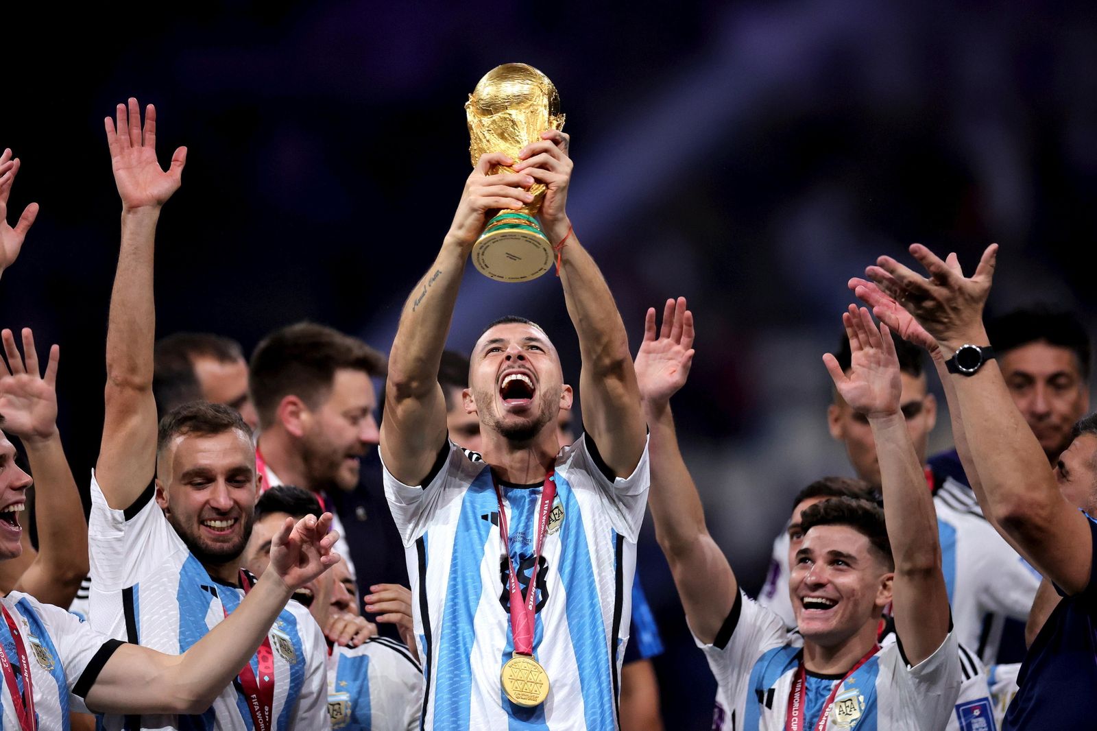Guido Rodríguez levanta la Copa del Mundo conquistada con Argentina.