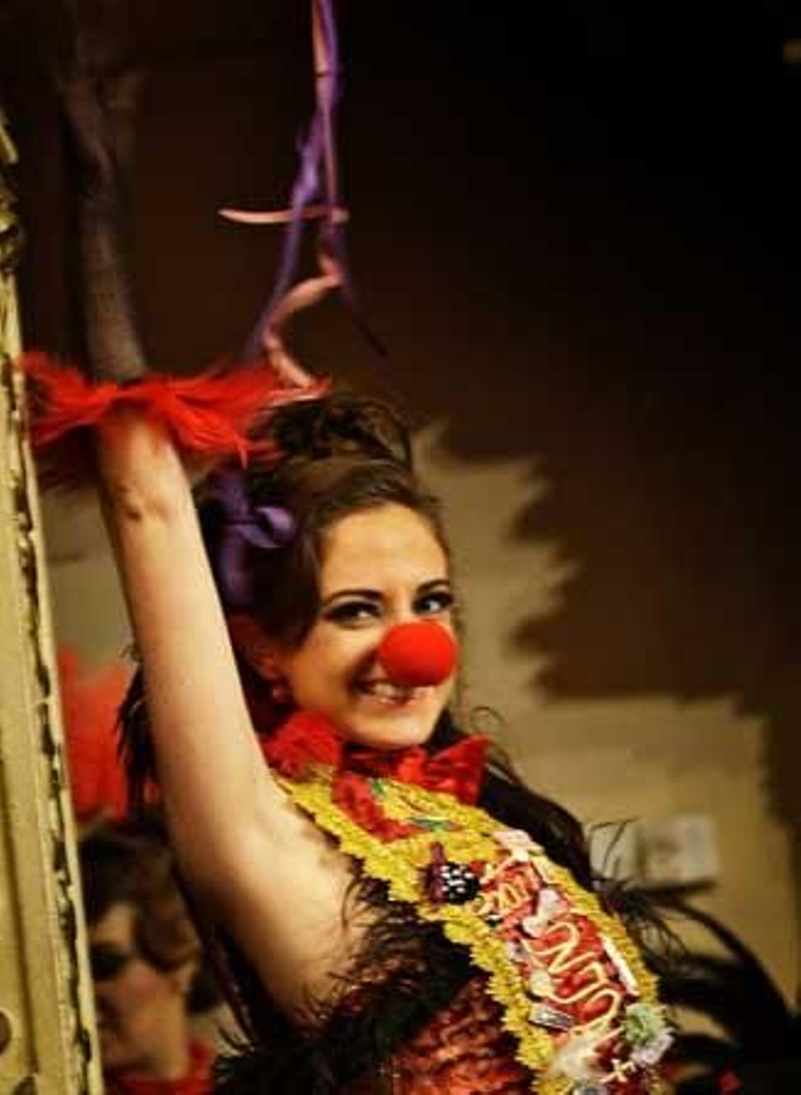 Una de las ninfas del Carnaval 2011 con una nariz de payaso

Foto: Julio Gonzalez-Jesus Marin-Lourdes de Vicente