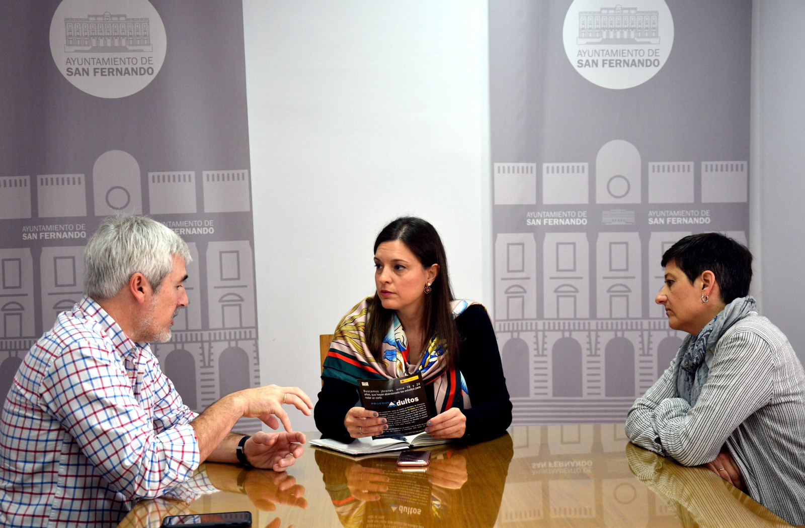Reunión de representantes del IES Las Salinas con la alcaldesa.