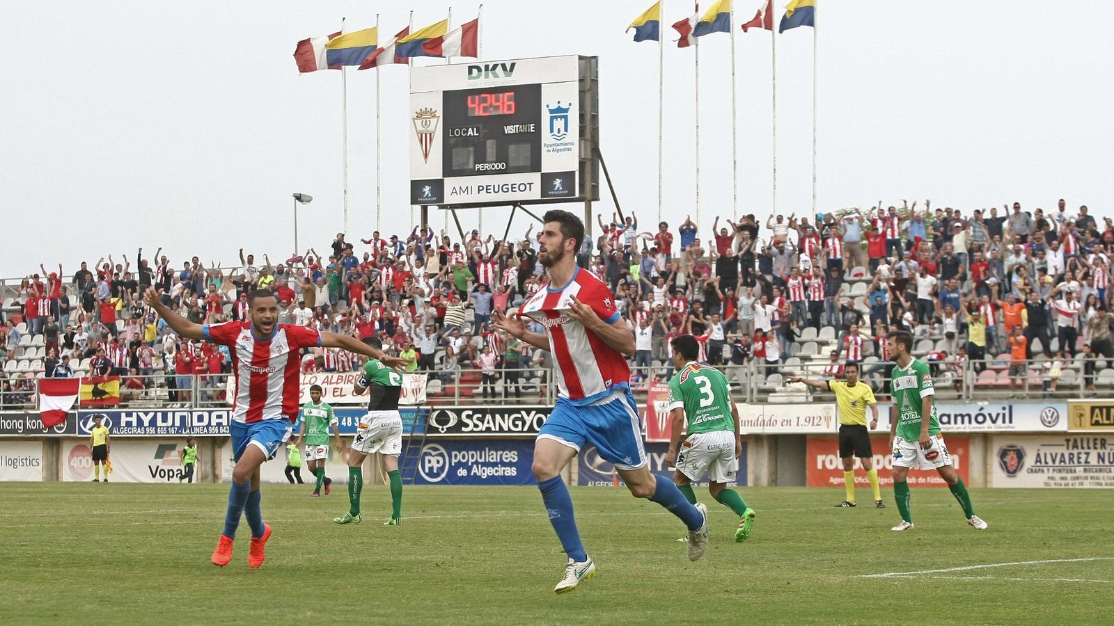 José Mari muestra el escudo del Algeciras tras lograr el tanto del triunfo albirrojo.