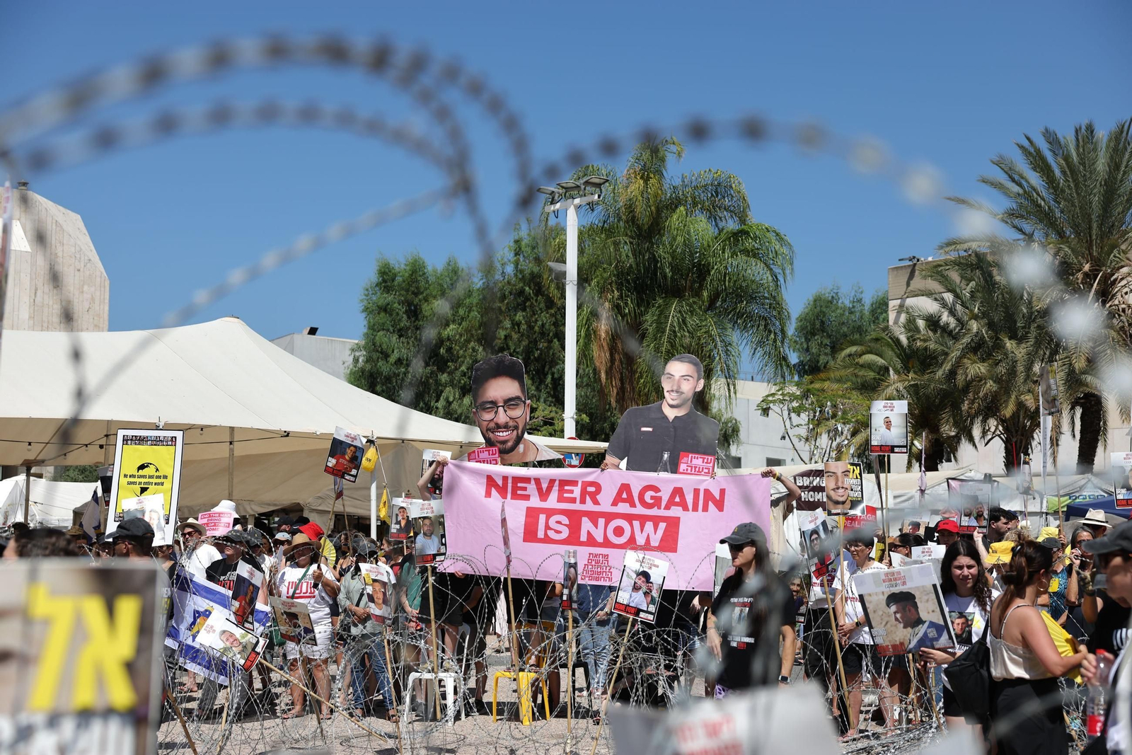Familiares de los rehenes israelíes protestan en Tel Aviv.