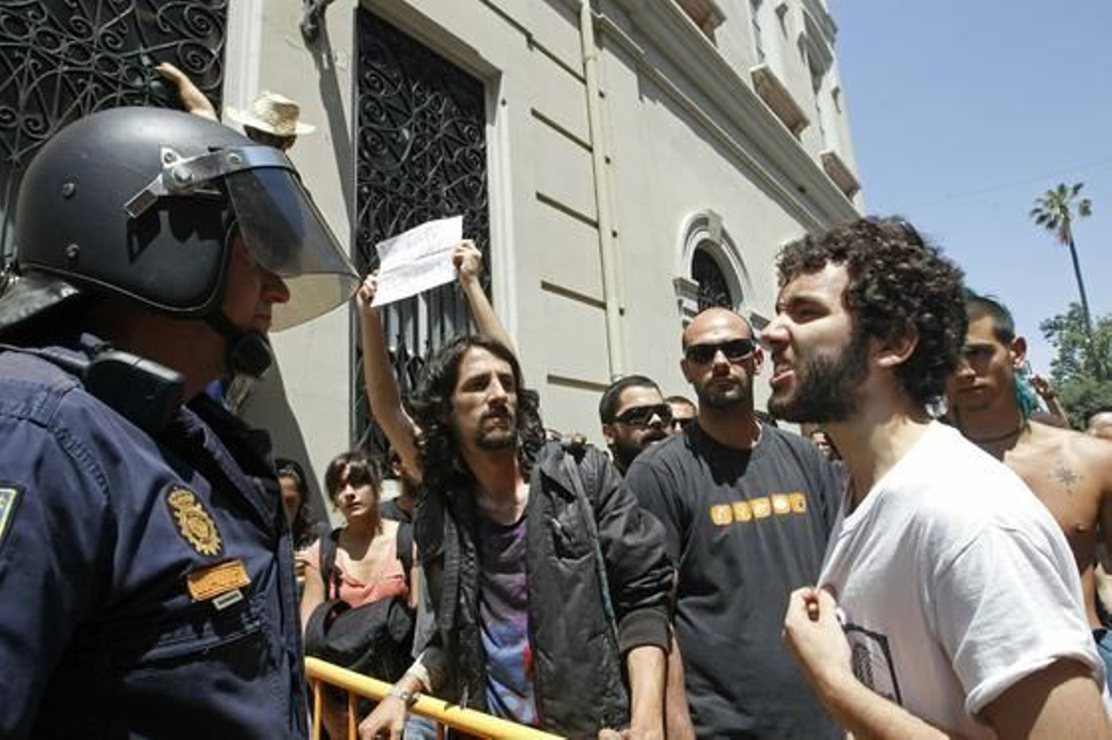 La carga policial contra los 'indignados' de Valencia, en imágenes

Foto: EFE