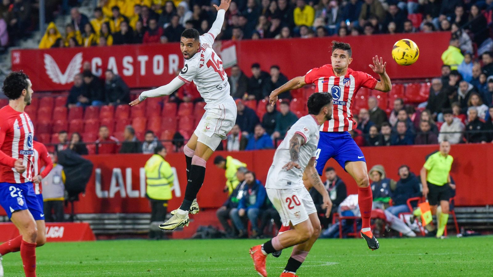 En-Nesyri baja una pelota ante Gabriel Paulista con Isaac atento.