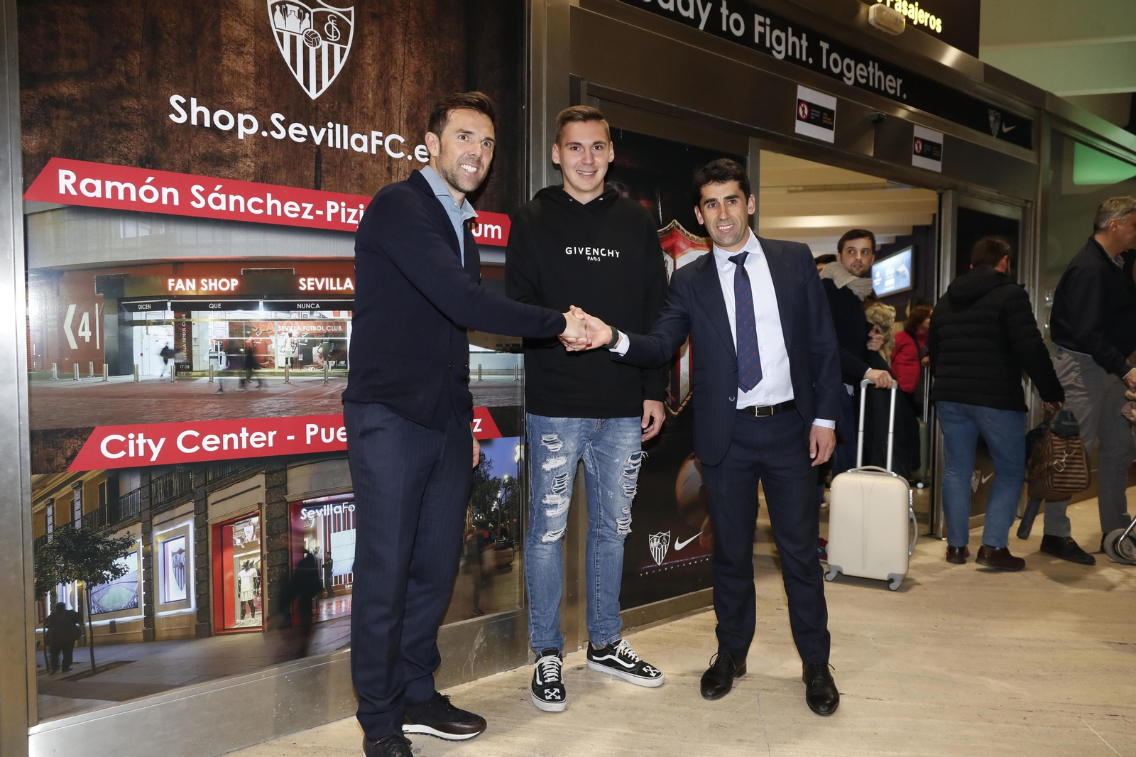 Max Wöber, entre Marchena y Gallardo al aterrizar en Sevilla.