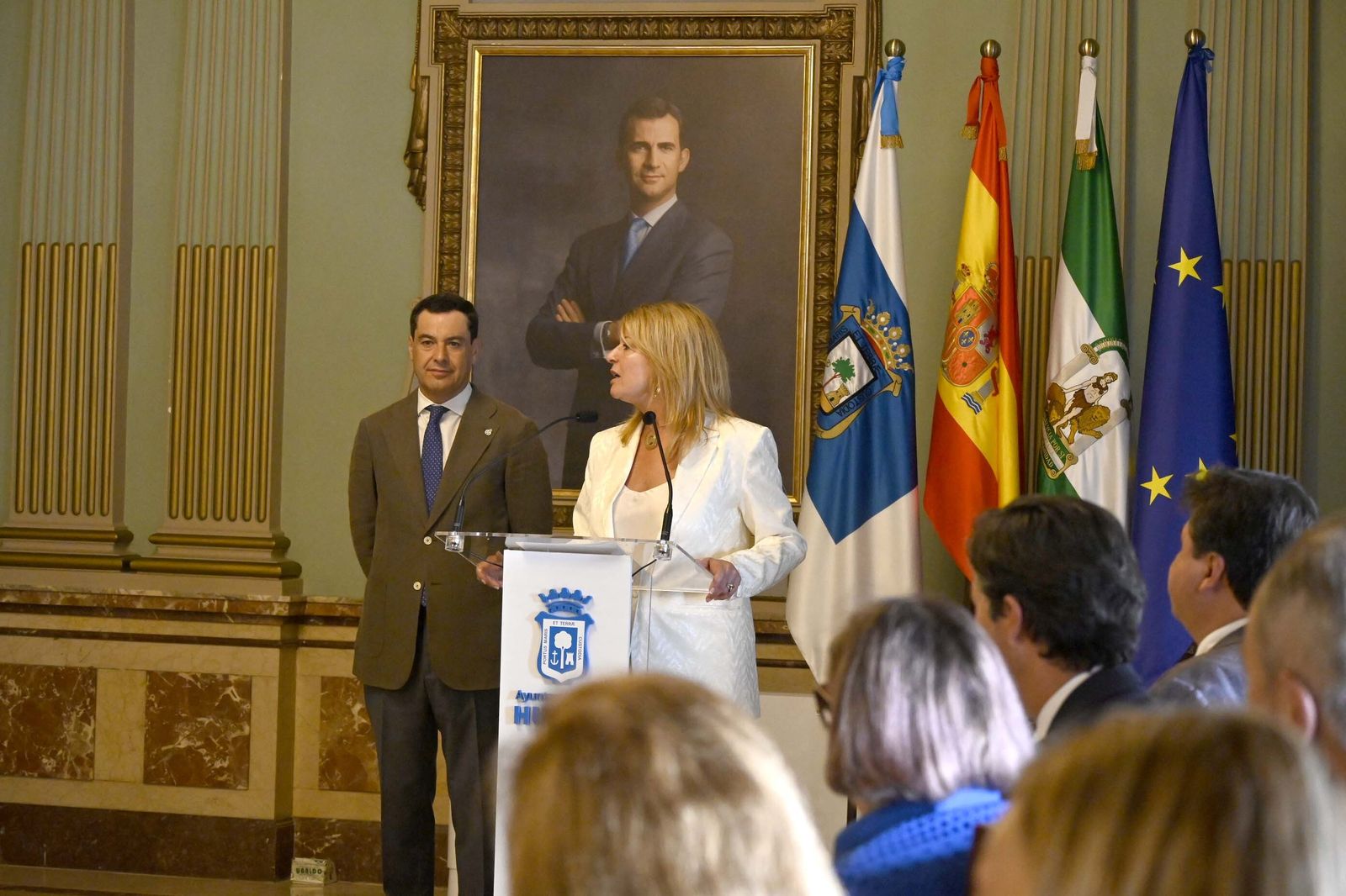 Visita de Juanma Moreno al Ayuntamiento de Huelva, en Imágenes